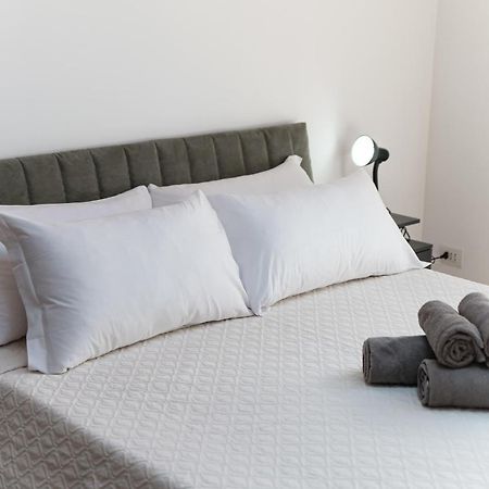 Apartamento Attic 64 - The House Of Travelers Como Exterior foto
