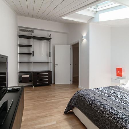 Apartamento Attic 64 - The House Of Travelers Como Exterior foto