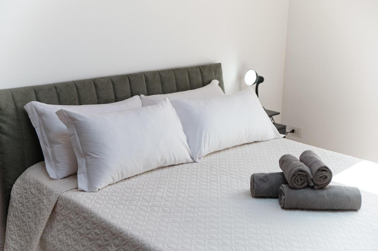 Apartamento Attic 64 - The House Of Travelers Como Exterior foto