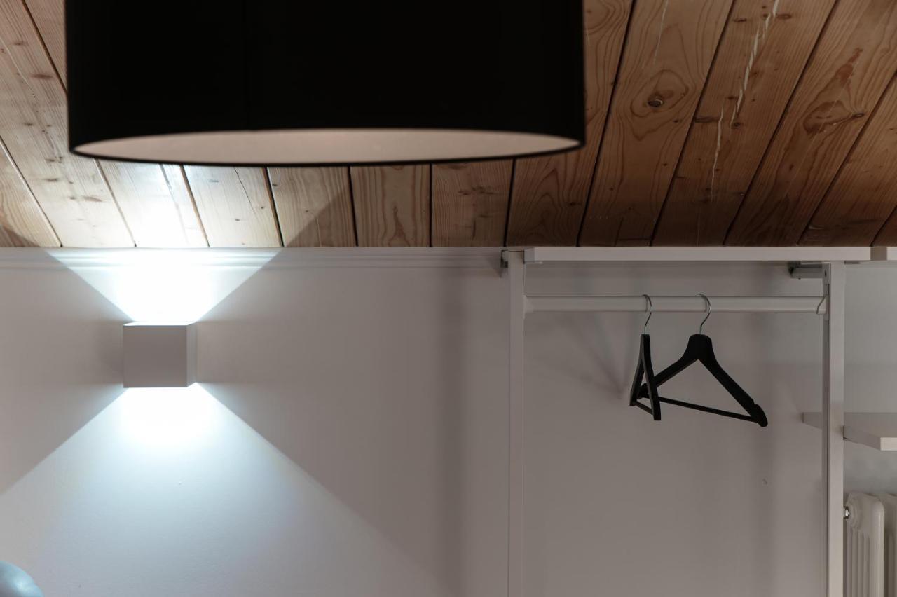 Apartamento Attic 64 - The House Of Travelers Como Exterior foto