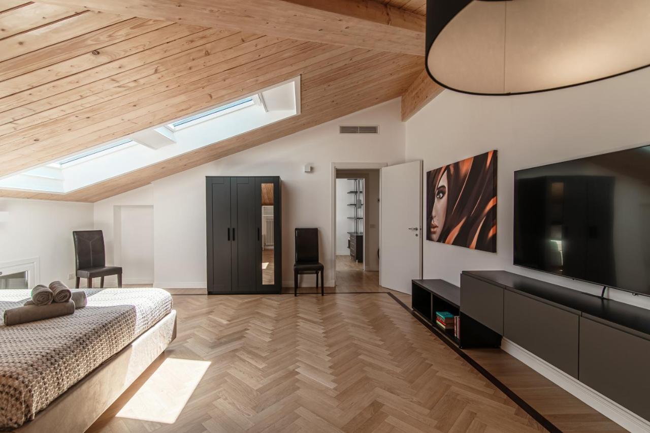 Apartamento Attic 64 - The House Of Travelers Como Exterior foto