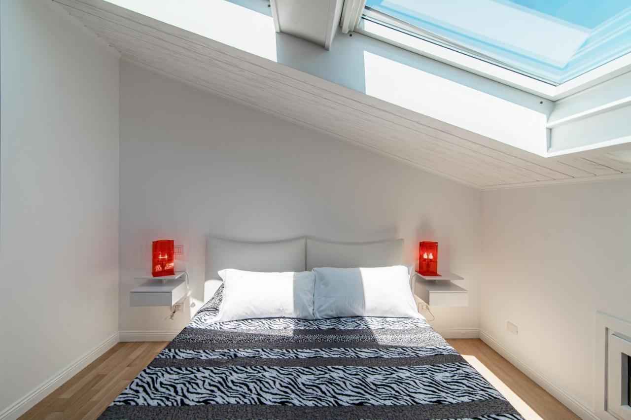 Apartamento Attic 64 - The House Of Travelers Como Exterior foto