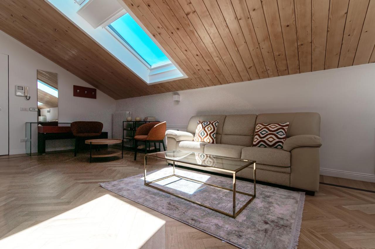Apartamento Attic 64 - The House Of Travelers Como Exterior foto