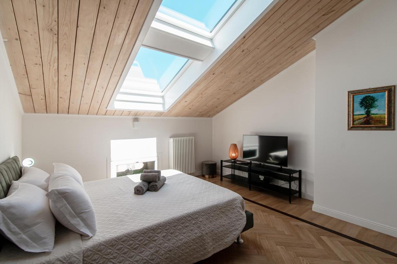 Apartamento Attic 64 - The House Of Travelers Como Exterior foto