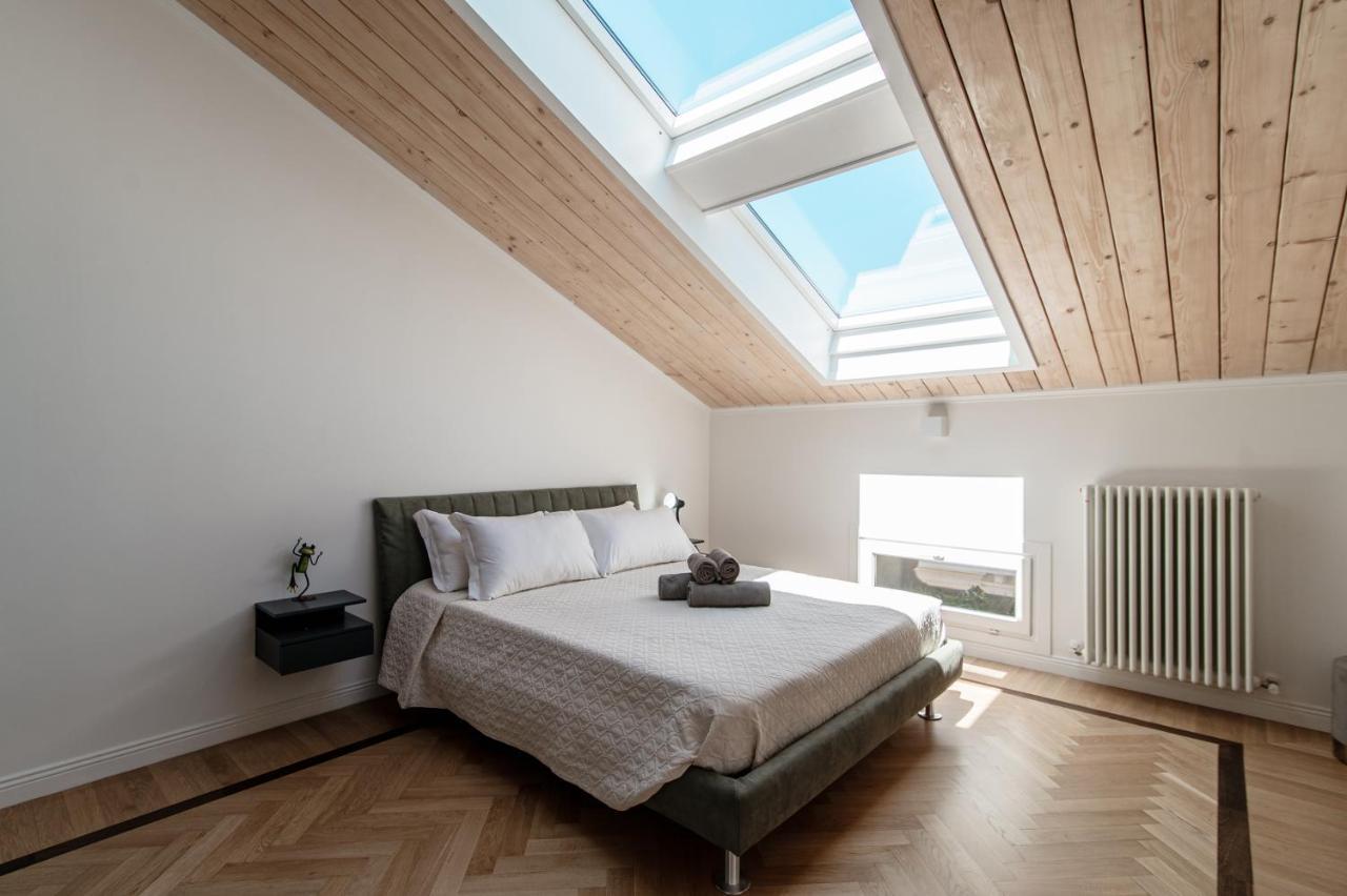 Apartamento Attic 64 - The House Of Travelers Como Exterior foto