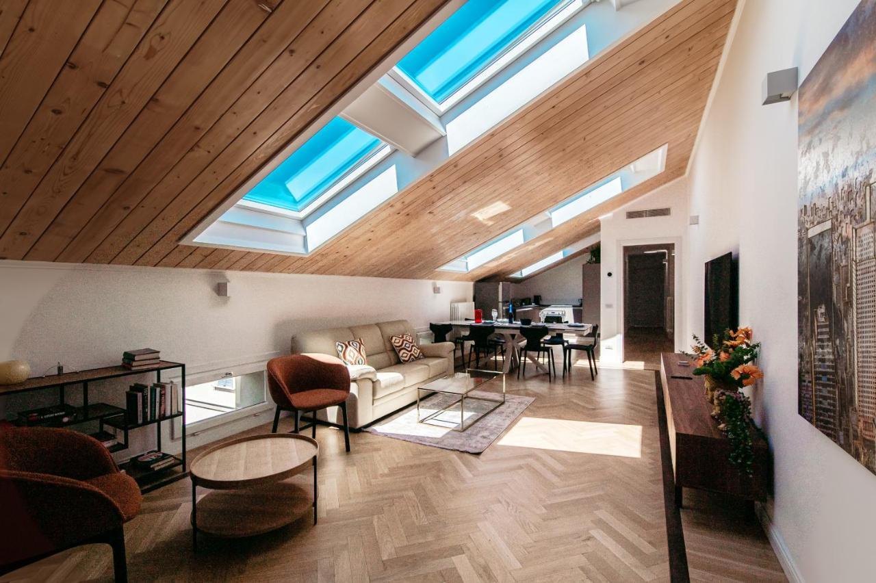 Apartamento Attic 64 - The House Of Travelers Como Exterior foto